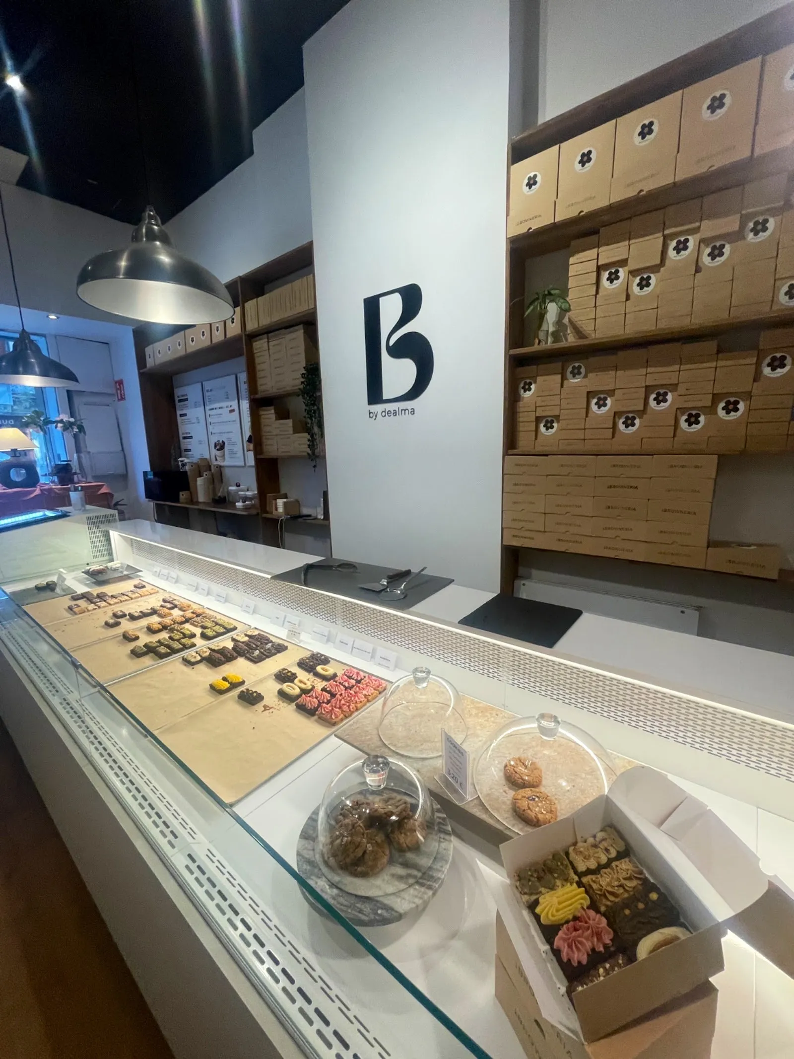 Interior de la botiga, amb el taulell