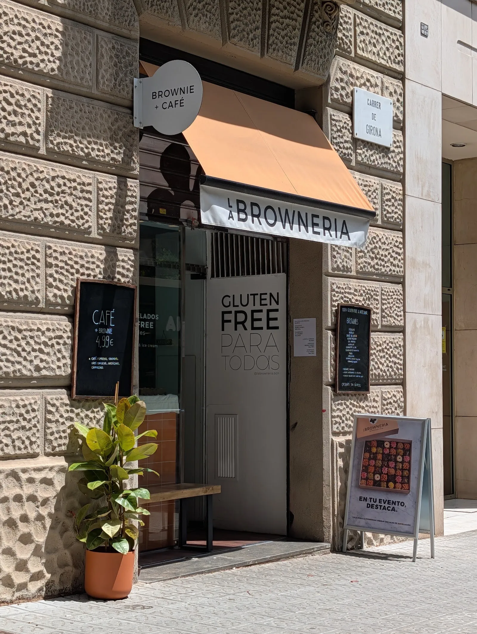 Façana de La Browneria al Carrer de Girona, amb el tendal