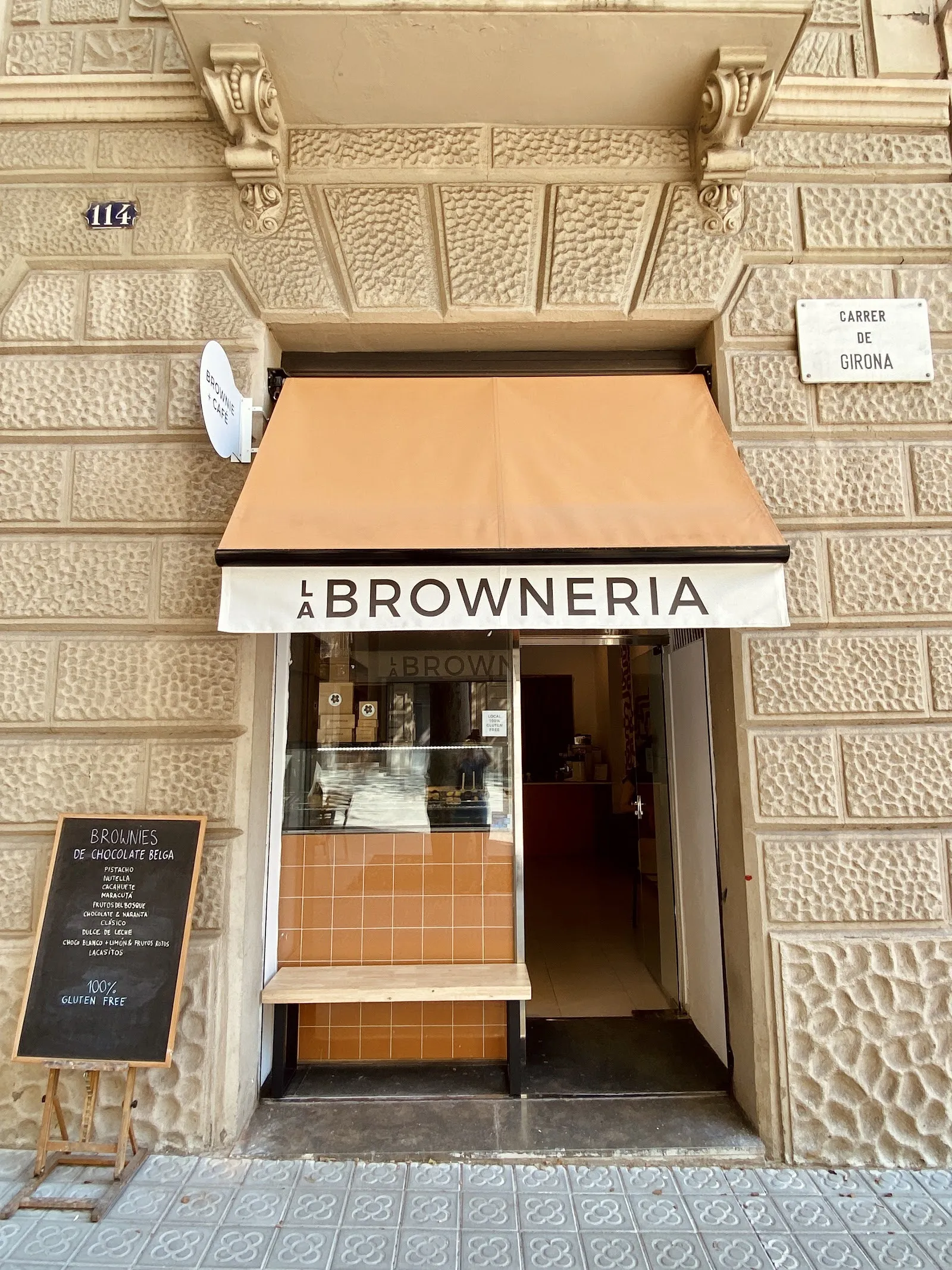 Entrada de La Browneria al número 114, amb la pissarra