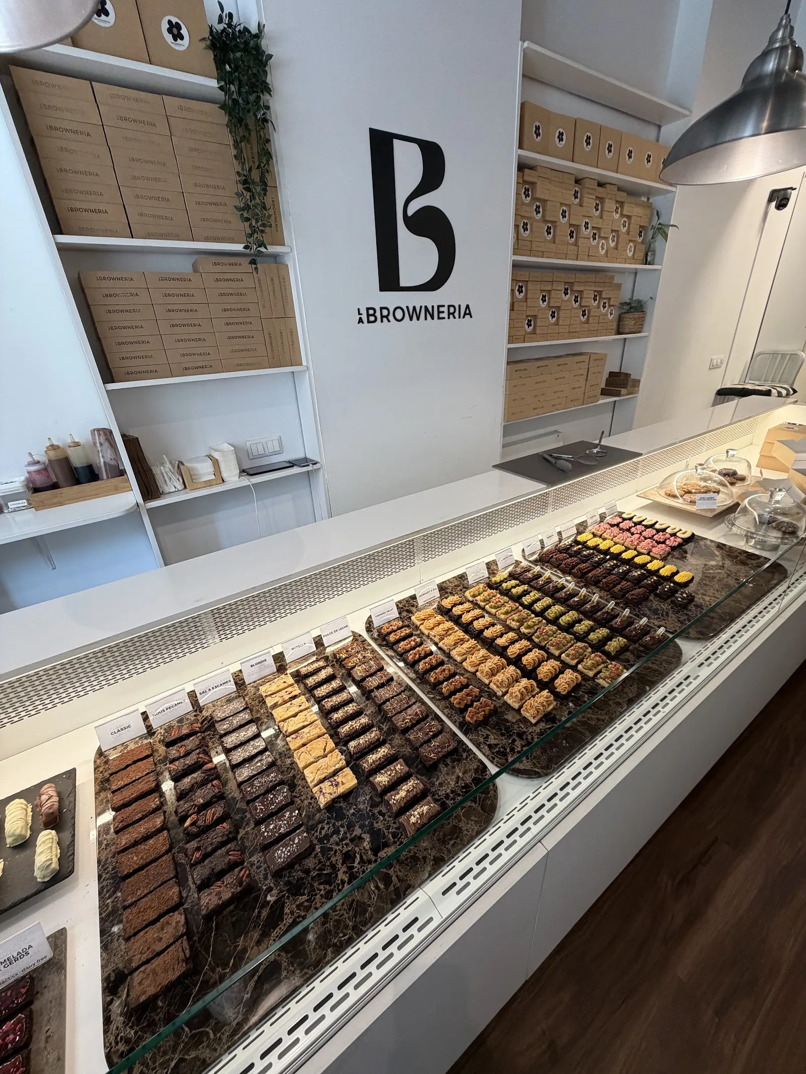 Taulell de La Browneria amb brownies i la B de la marca a la paret