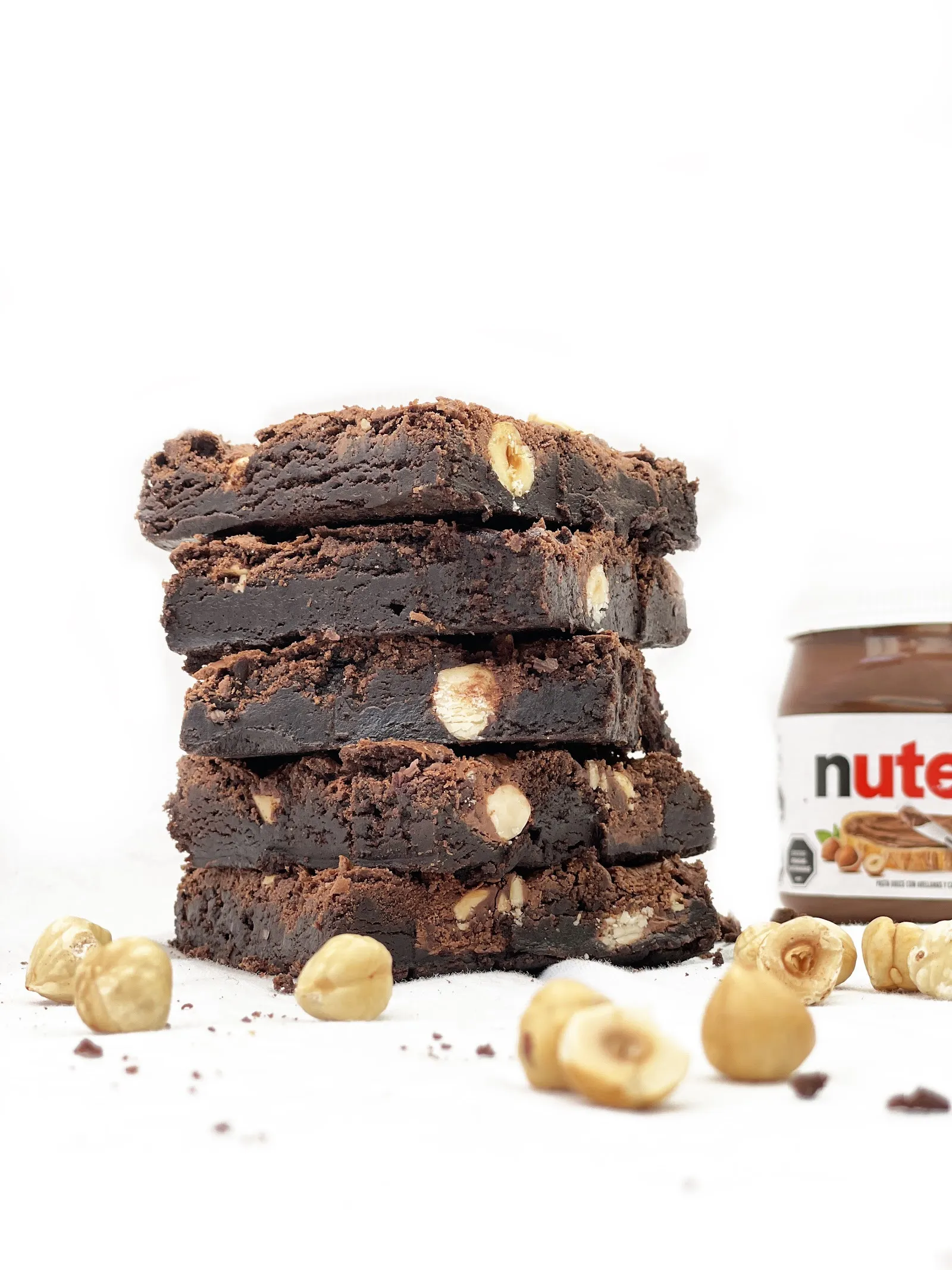 Pila de brownies amb avellanes